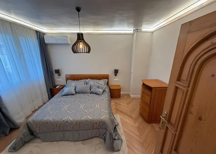 Apartment Victoria- две спални делукс до морската градина и центъра